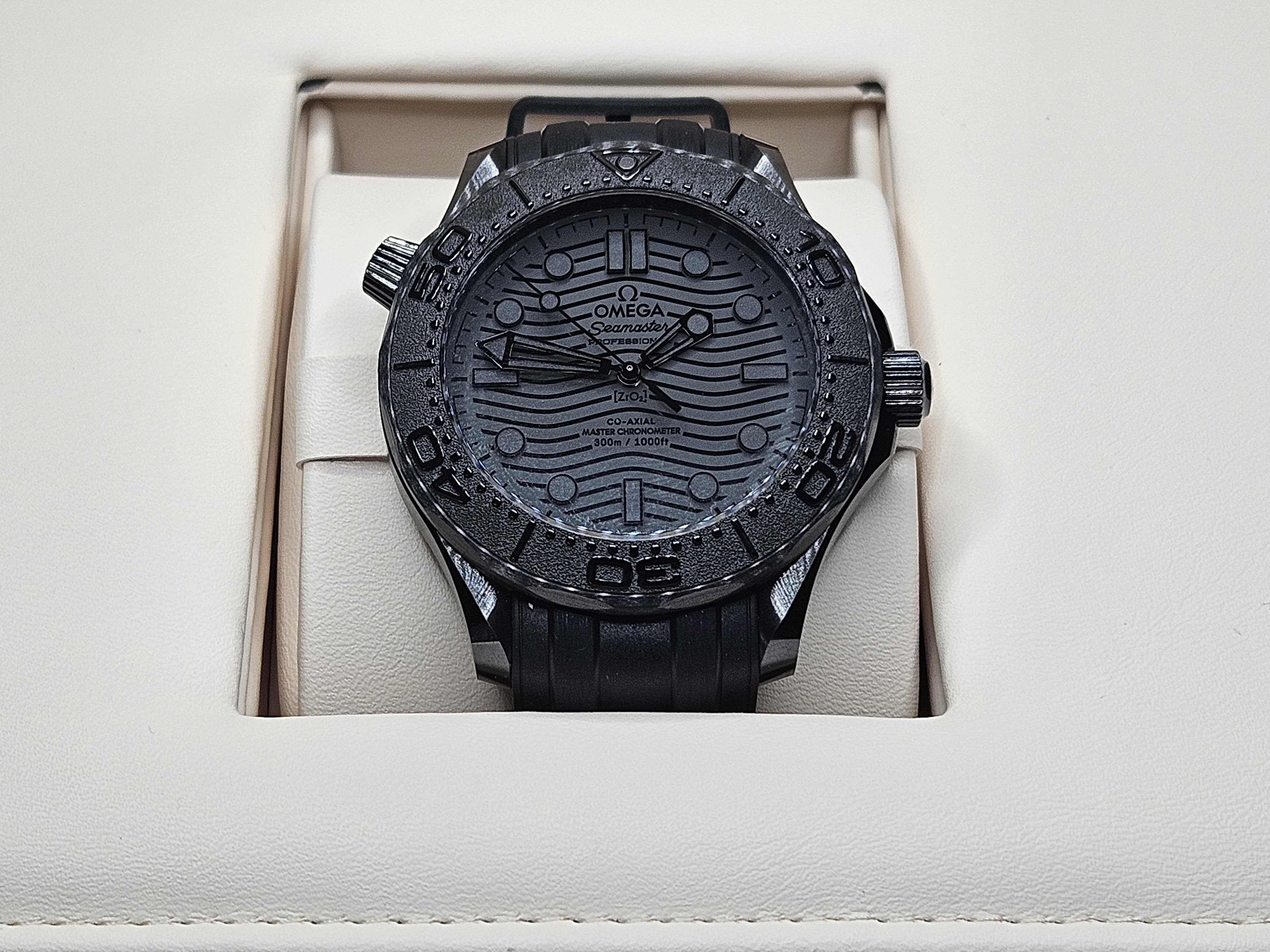 Seamaster Diver 300M 43.5 mm, black ceramic on rubber strap